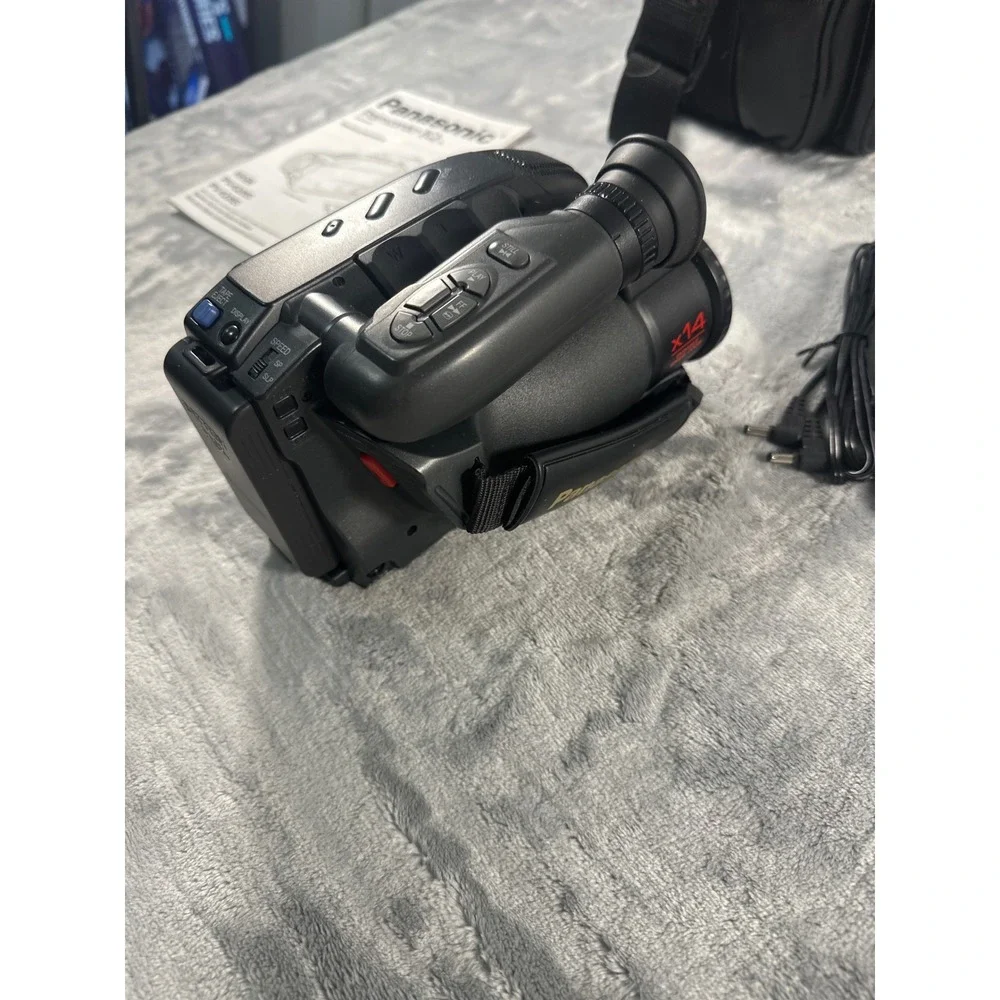 Panasonic Palmcorder IQ PV-IQ205 VHSC Camcorder x14 Zoom Bundle with Case Manual